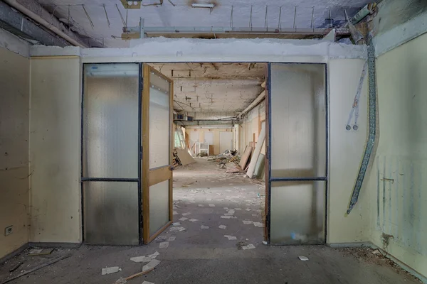 Pis, yaşlı ve unutulmuş koridor — Stok fotoğraf