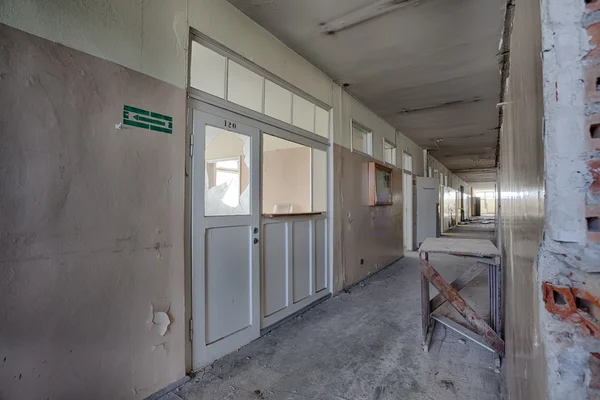 Dirty, old and forgotten corridor — Stock Photo, Image