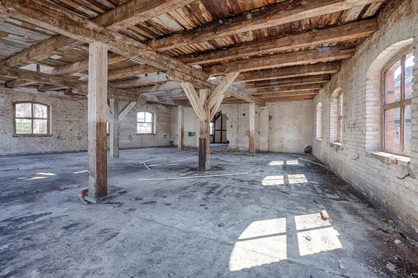 Edificio vecchio, abbandonato e dimenticato — Foto Stock