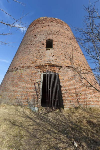 De bakstenen toren vernietigd van een windmolen — Stockfoto