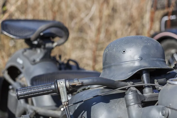 Motocicleta e capacete da Segunda Guerra Mundial — Fotografia de Stock