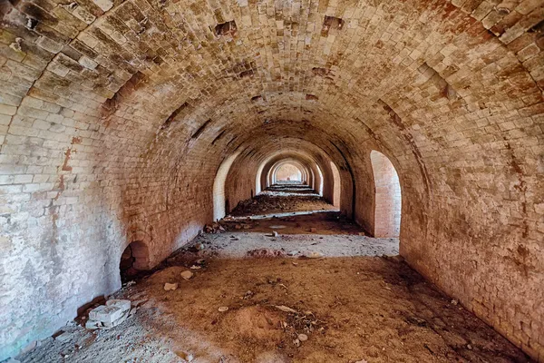 Fabbrica di mattoni vecchia, abbandonata e dimenticata — Foto Stock