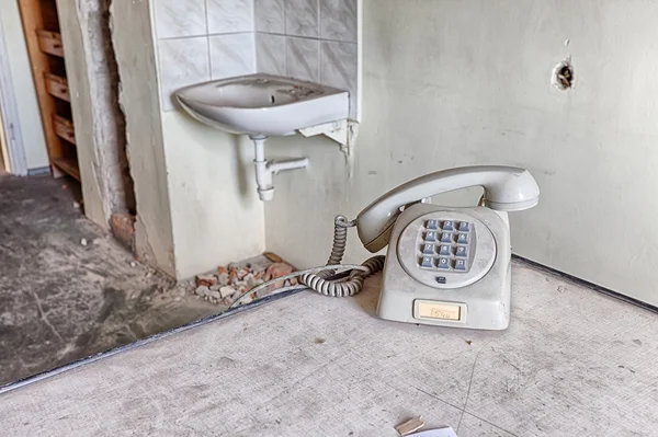 Teléfono viejo en un edificio abandonado — Foto de Stock