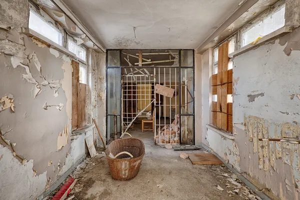 Dirty, old and forgotten corridor — Stock Photo, Image