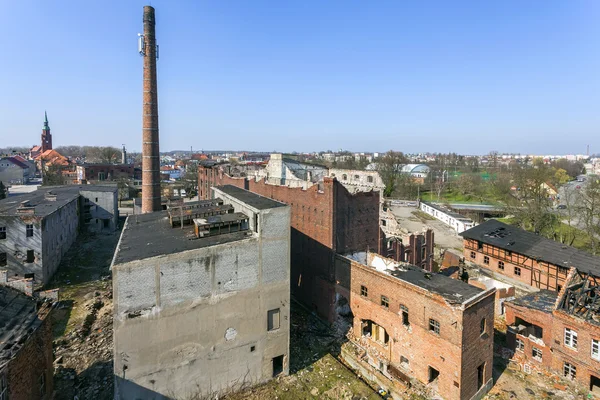 Den gamle, ødelagte og forlatte fabrikken. – stockfoto