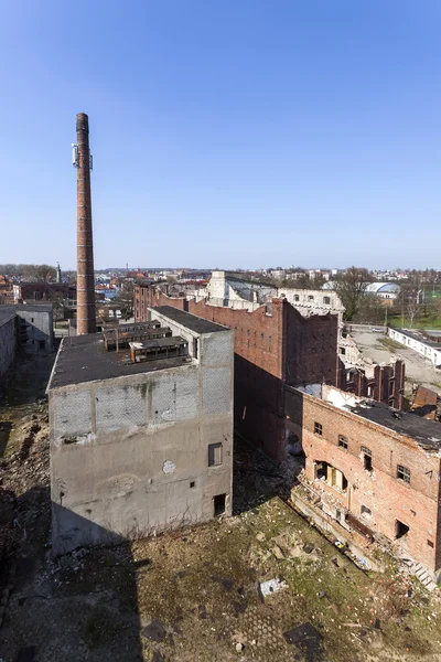 La vieja, destruida y abandonada fábrica — Foto de Stock