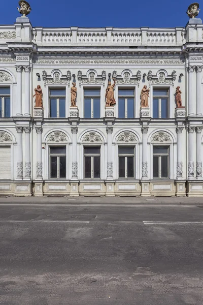 Paleis van spectaculaire houtsnijwerk en sculpturen van vrouwen — Stockfoto