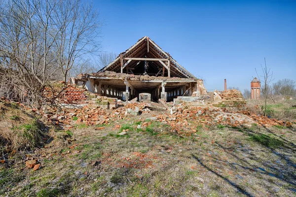 Alte, verlassene und vergessene Scheune — Stockfoto