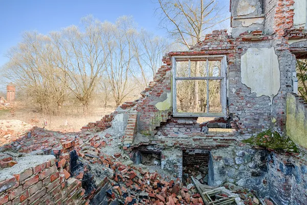 Bâtiment ancien, abandonné et oublié — Photo