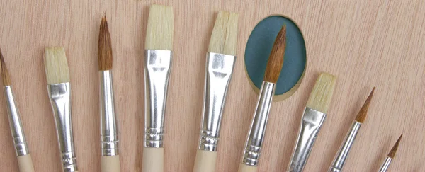 ahşap sanat paleti fırça ile