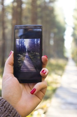 El ele tutuşan cep telefonu