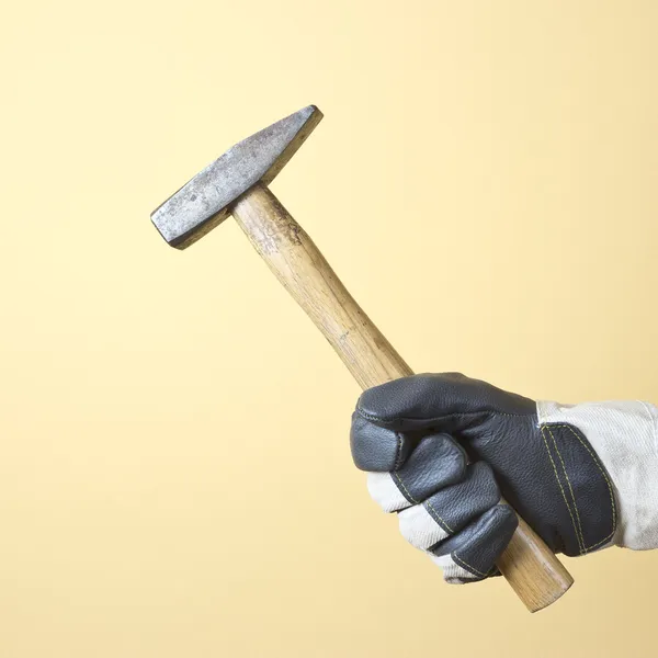 La mano sosteniendo el martillo — Foto de Stock