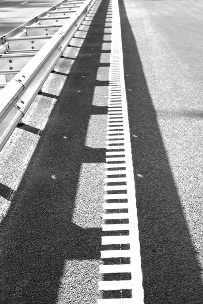 Estrada de asfalto e marcas de linha branca — Fotografia de Stock