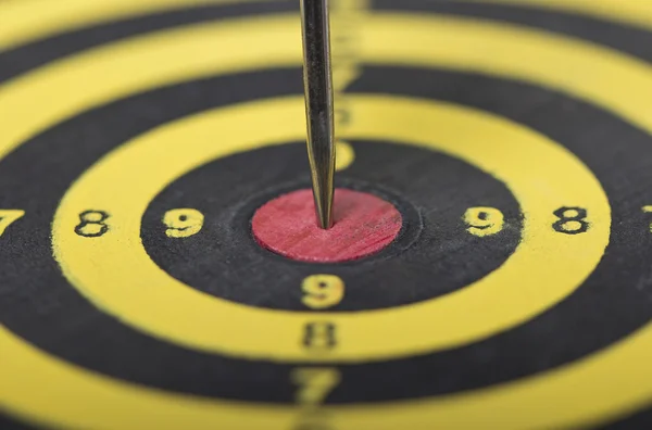 The dart hitting the middle of dartboard — Stock Photo, Image