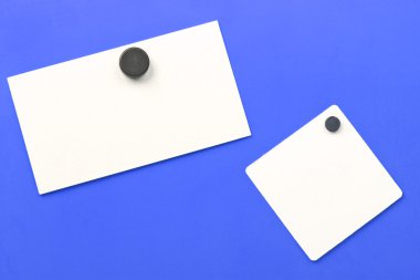 Beyaz yapışkan notlar