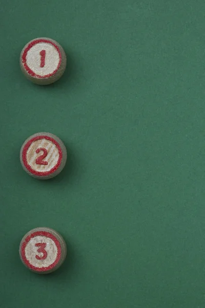 Bingo yeşil zemin üzerine tahta fıçı — Stok fotoğraf
