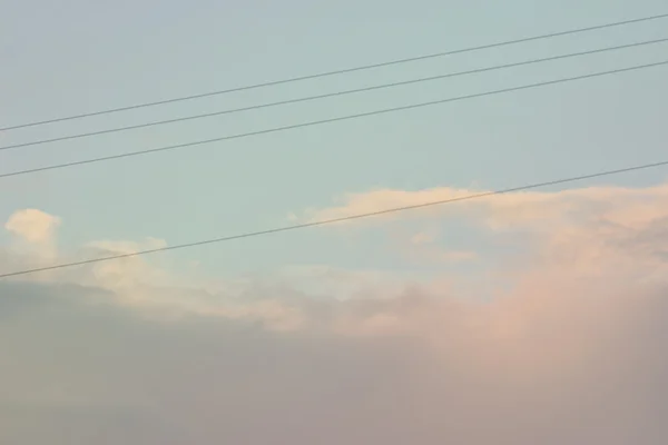 Fio de energia elétrica de alta tensão e poste — Fotografia de Stock