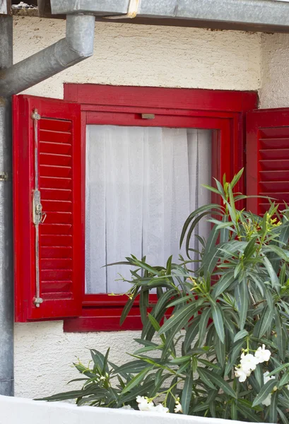 Ventana vieja con obturador rojo —  Fotos de Stock