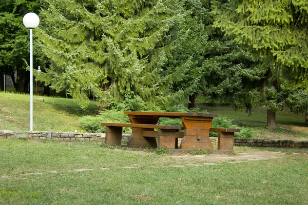 나무로 된 탁자와 의자 — 스톡 사진