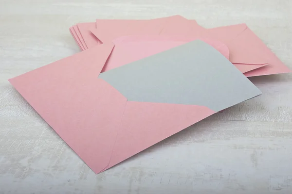 Pembe zarf yığını — Stok fotoğraf