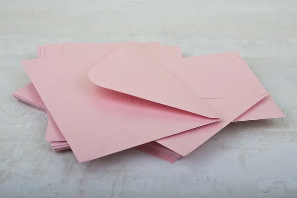 Pilha de envelopes rosa — Fotografia de Stock