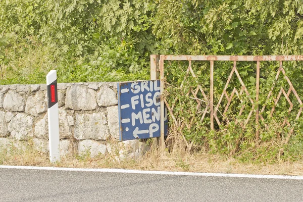 Assine perto da estrada — Fotografia de Stock