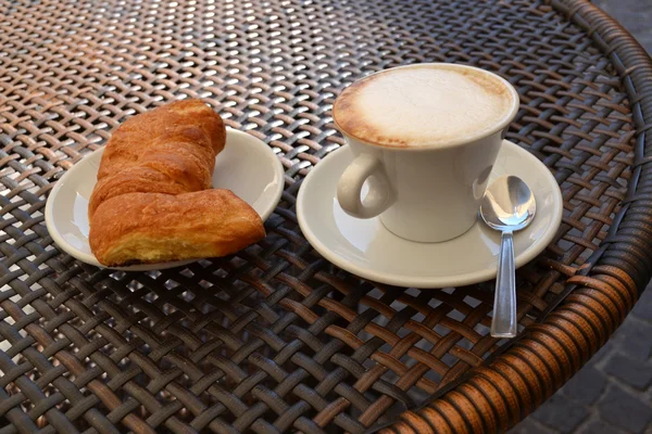 Cappuccino mit Cornetto — Stockfoto
