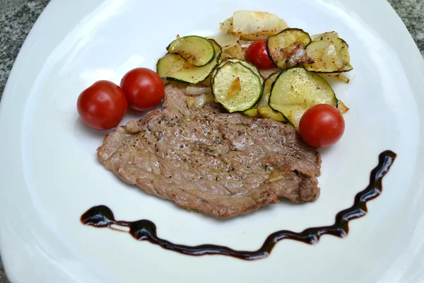 Biefstuk met groenten — Stockfoto