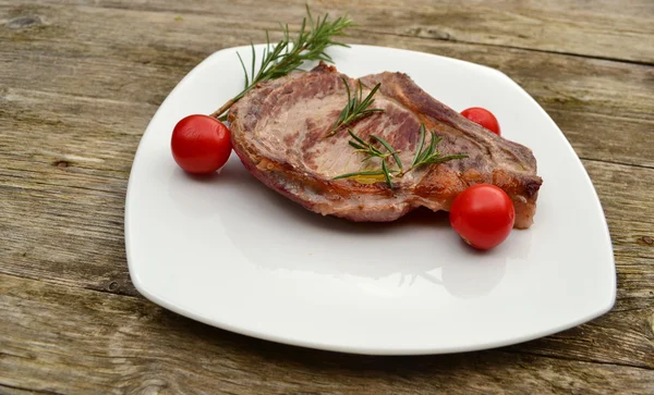 Biefstuk met tomaten en rozemarijn — Stockfoto