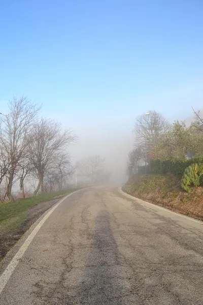 Carretera en la niebla —  Fotos de Stock