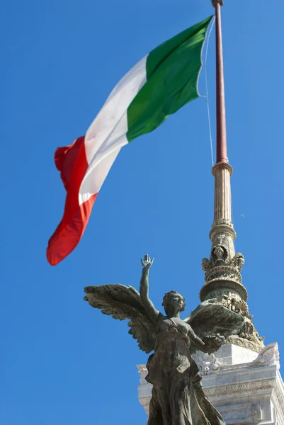 Italienische Flagge gegen blauen Himmel — Stockfoto