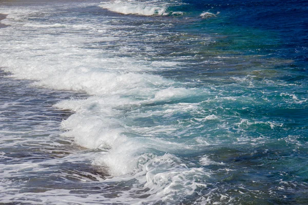 Mar azul con olas — Foto de Stock