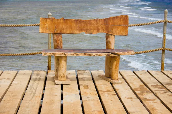 Holzbank auf der Seebrücke, Meerblick — Stockfoto