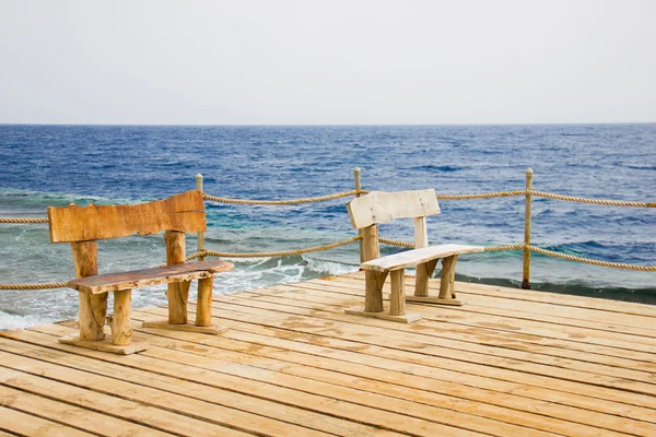 Houten bench op de pier, zeegezicht — Stockfoto
