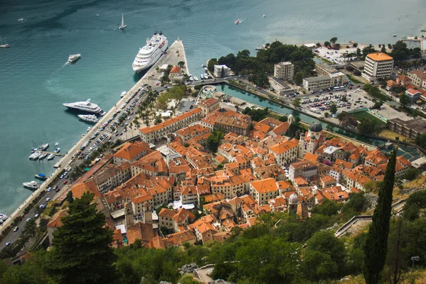 Montenegro, città vecchia di Kotor e baia di Boka Kotorska — Foto Stock