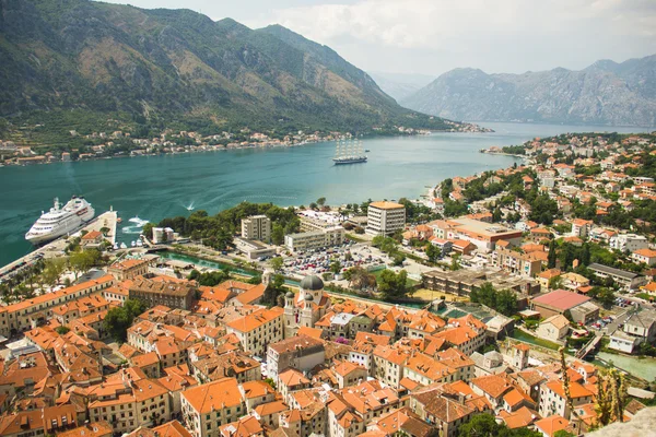 Montenegro, città vecchia di Kotor e baia di Boka Kotorska — Foto Stock