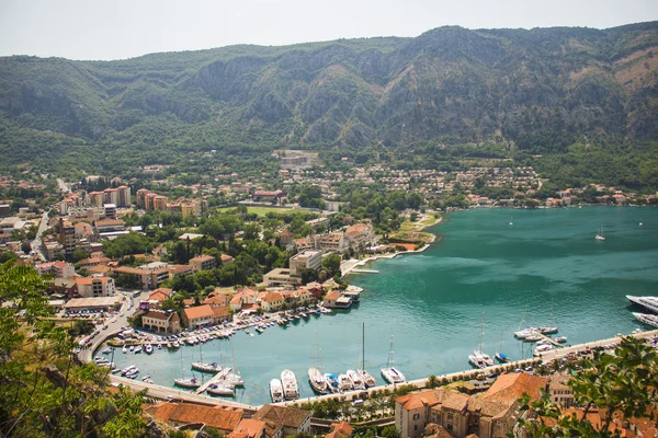 Montenegro, città vecchia di Kotor e baia di Boka Kotorska — Foto Stock