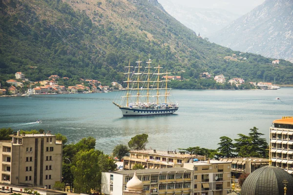 Montenegro, el casco antiguo de Kotor y la bahía de Boka Kotorska — Foto de Stock