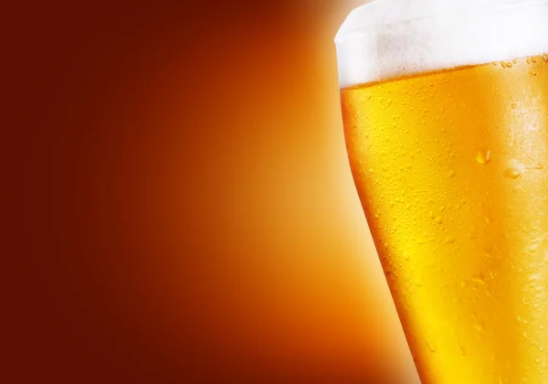 Mok van bier als achtergrond — Stockfoto
