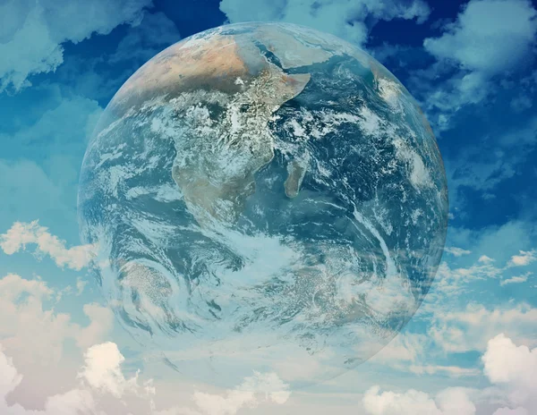 Blå planetjorden i moln — Stockfoto