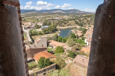Buitrago del Lozoya, İspanya. Santa Maria del Castillo Kilisesi 'nin çan kulesinin bakış açısından Eski Şehir ve Lozoya nehrinin manzarası