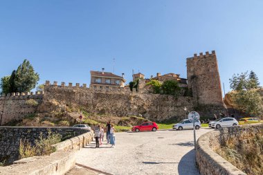 Buitrago del Lozoya, İspanya. Eski şehir duvarları ve Puente del Arrabal köprüsü manzarası