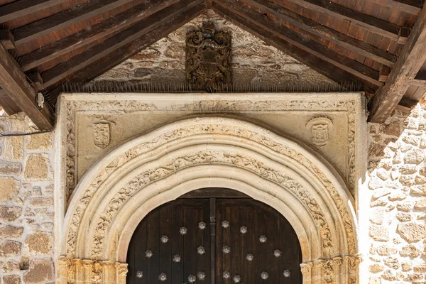 Buitrago Del Lozoya 西班牙 伊莎贝尔卡斯蒂利亚晚期哥特式圣玛丽亚卡斯蒂略教堂入口 — 图库照片