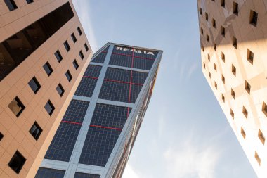 Madrid, İspanya. Puerta de Europa 'nın (Avrupa' nın Kapısı) ikiz kuleleri, ayrıca Torres KIO (KIO Kuleleri) olarak da bilinir.