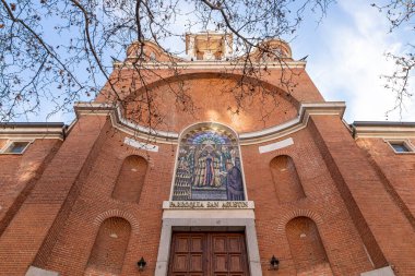 Madrid, İspanya. İglesia de San Agustin de Hipona 'nın (Hippo Kilisesi' nin Aziz Augustine 'i) ana cephesi, Joaquin Costa Caddesi' ndeki Luis Moya Blanco