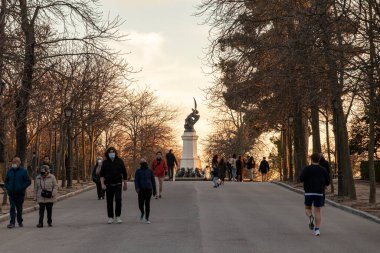 Madrid, İspanya. Fuente del Angel Caido (Düşmüş Melek Anıtı), Buen Retiro Parkı 'nda bulunan bir çeşme.