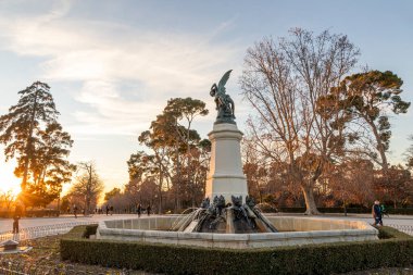Madrid, İspanya. Fuente del Angel Caido (Düşmüş Melek Anıtı), Buen Retiro Parkı 'nda bulunan bir çeşme.