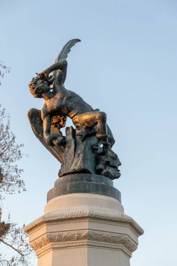 Madrid, İspanya. Fuente del Angel Caido (Düşmüş Melek Anıtı), Buen Retiro Parkı 'nda bulunan bir çeşme.