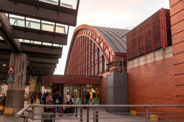 Madrid, İspanya. Puerta de Atocha tren istasyonu, banliyö ve şehirlerarası trenlere hizmet veren en büyük istasyon ve yüksek hızlı trenler.