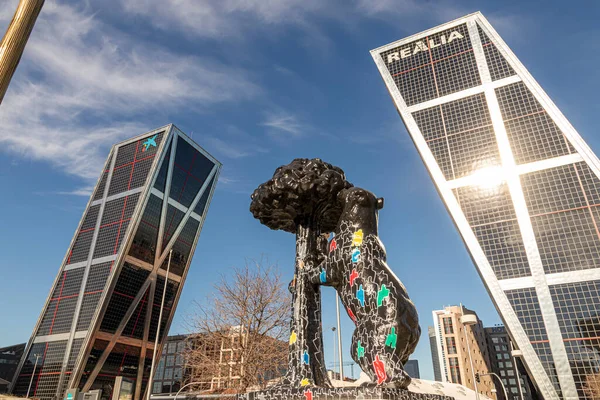 Мадрид Испания Статуя Медведя Клубничного Дерева Перед Puerta Europa Воротами — стоковое фото